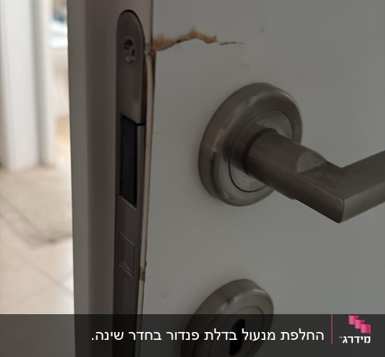 ידית דלת מתכתית עם סימני נזק